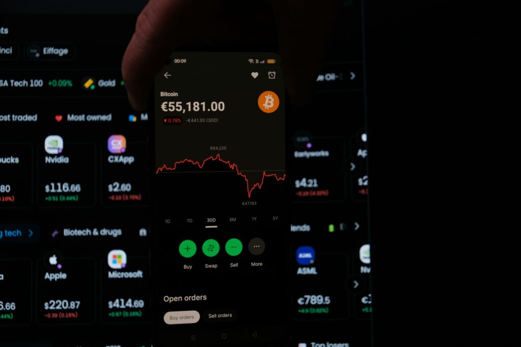 Financial tools for trading and investing in 2025 – laptops, apps, and charts.